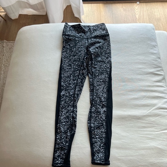 Lululemon Deep Breath Tight
Iced Wave White Black 4 - Picture 3 of 5